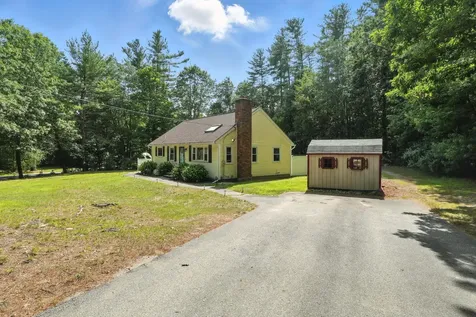 11 Albany Avenue Londonderry NH 03053