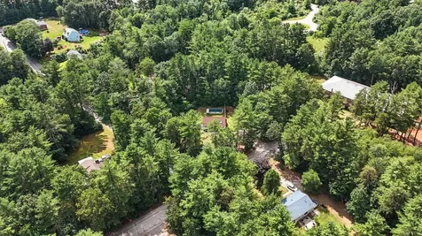 11 Albany Avenue Londonderry NH 03053