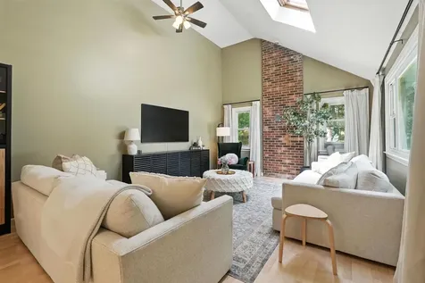 11 Albany Avenue Londonderry NH 03053