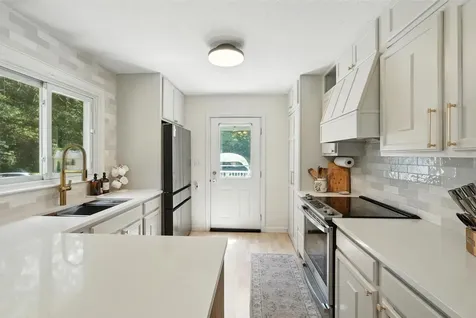 11 Albany Avenue Londonderry NH 03053