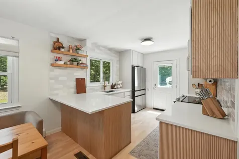 11 Albany Avenue Londonderry NH 03053