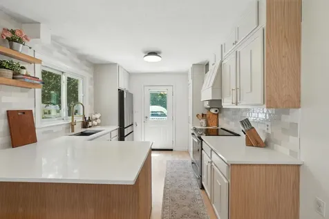 11 Albany Avenue Londonderry NH 03053