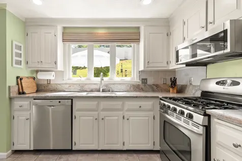 16 Amble Road Nashua NH 03062