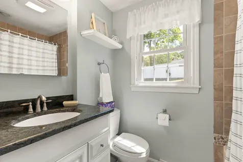 16 Amble Road Nashua NH 03062