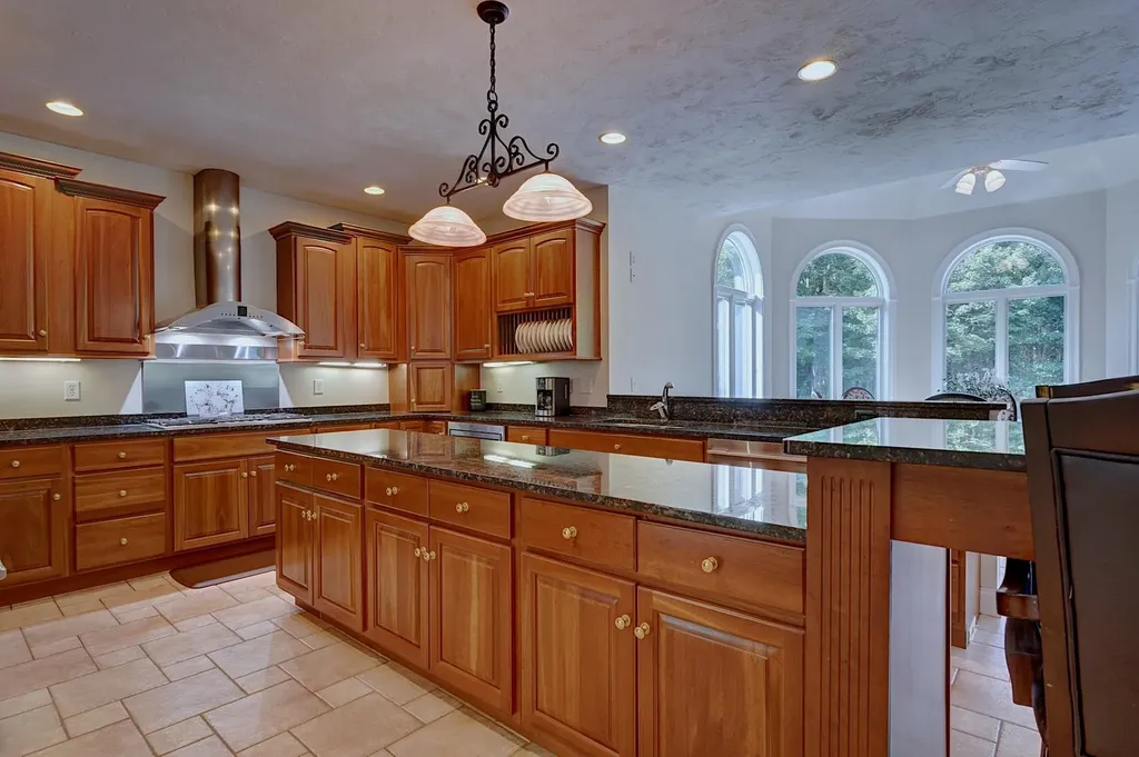 8 Meeting Rock Drive Atkinson NH 03811