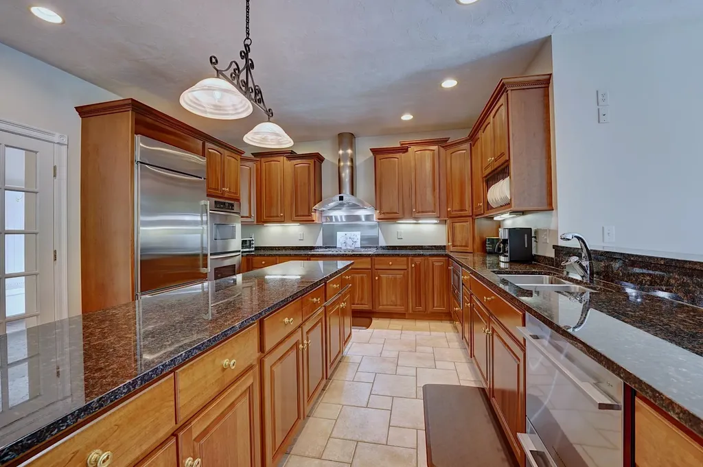 8 Meeting Rock Drive Atkinson NH 03811