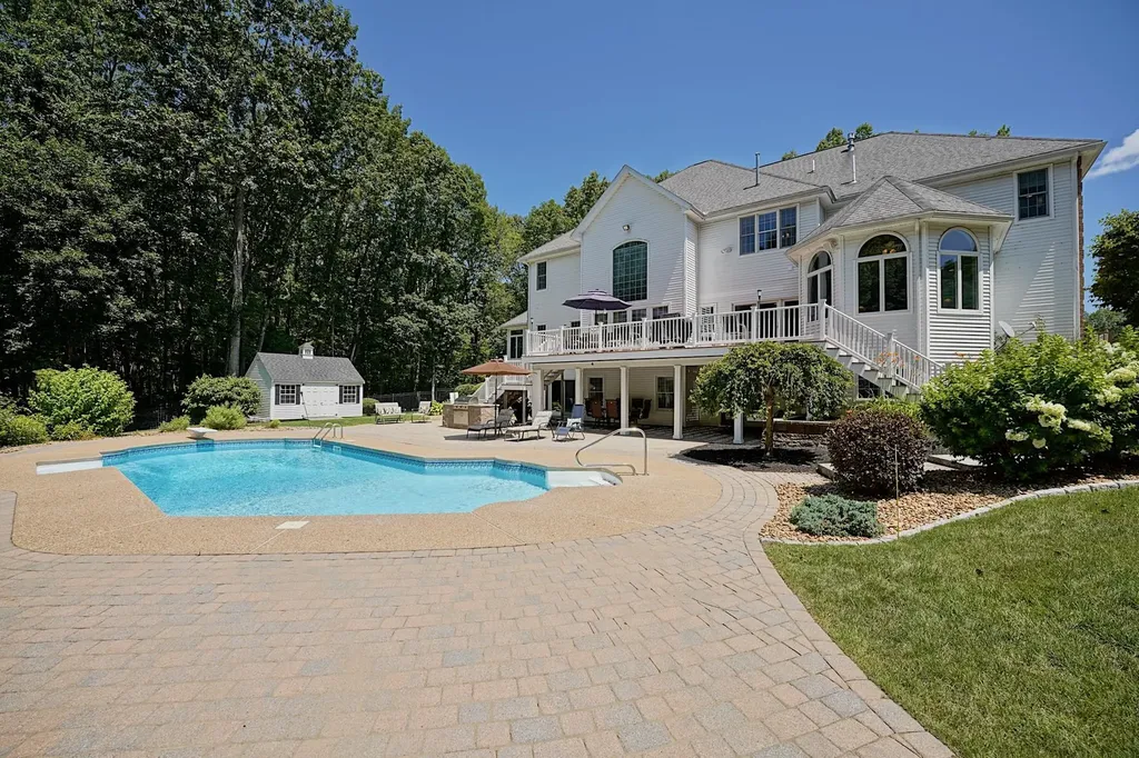 8 Meeting Rock Drive Atkinson NH 03811