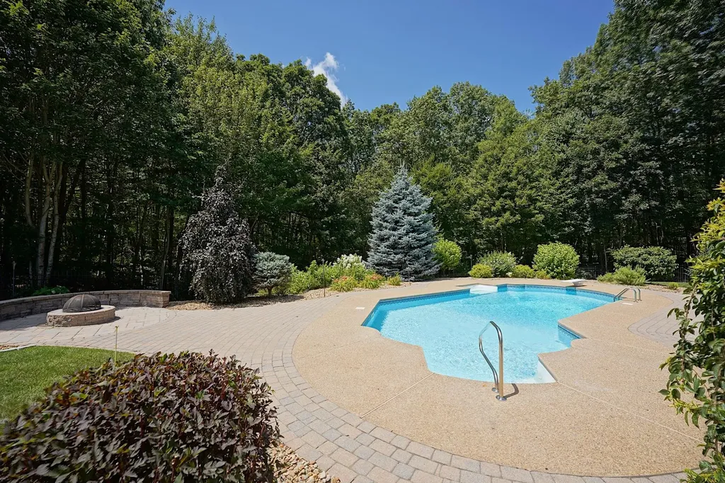 8 Meeting Rock Drive Atkinson NH 03811