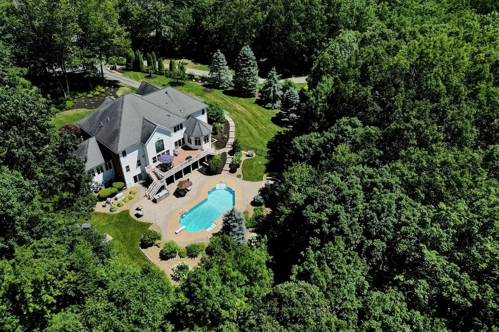 8 Meeting Rock Drive Atkinson NH 03811