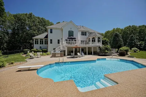 8 Meeting Rock Drive Atkinson NH 03811