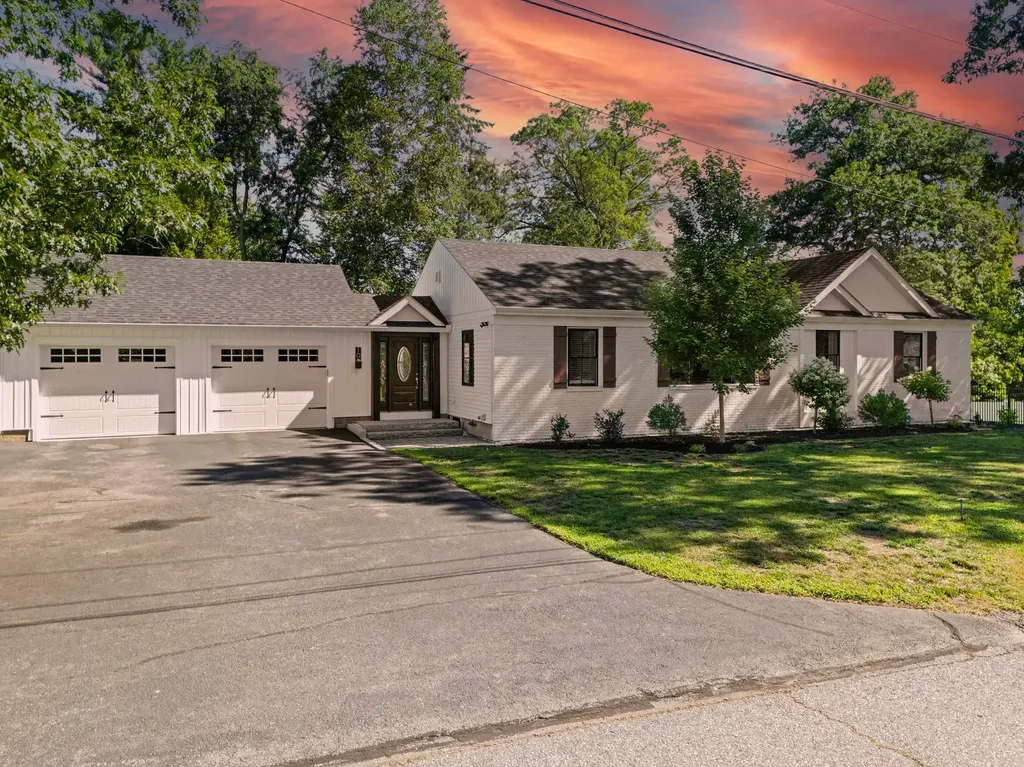 10 Irving Street Salem NH 03079