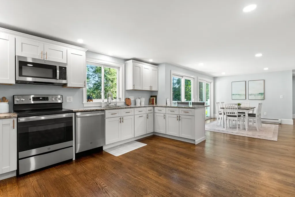 10 Irving Street Salem NH 03079