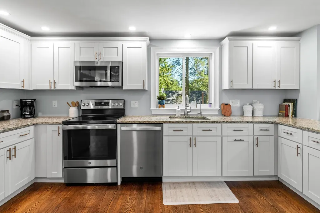 10 Irving Street Salem NH 03079