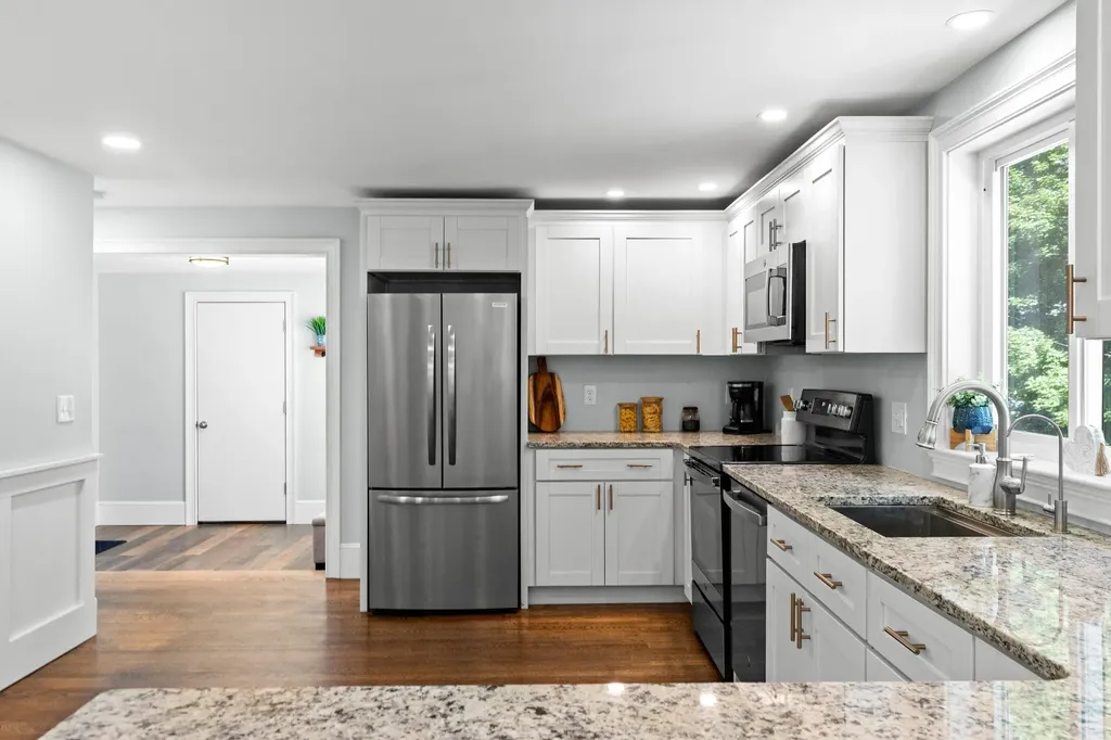 10 Irving Street Salem NH 03079