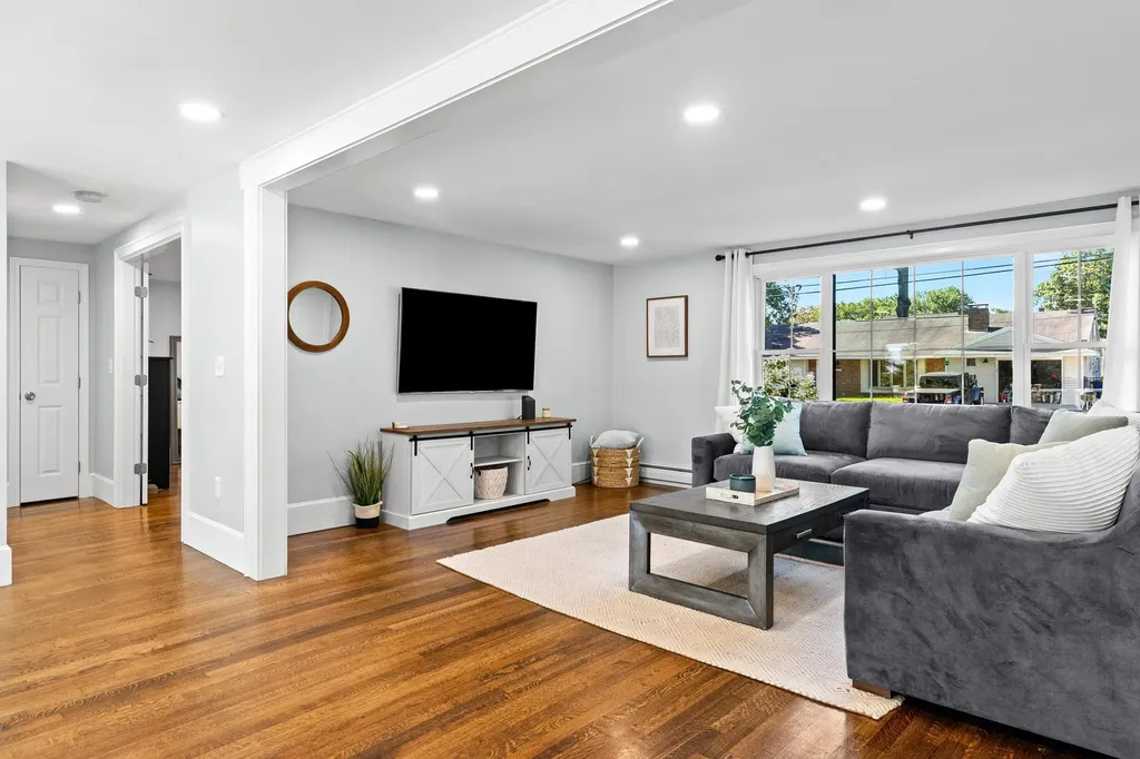 10 Irving Street Salem NH 03079