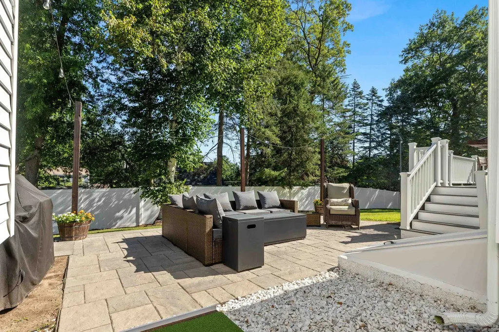 10 Irving Street Salem NH 03079