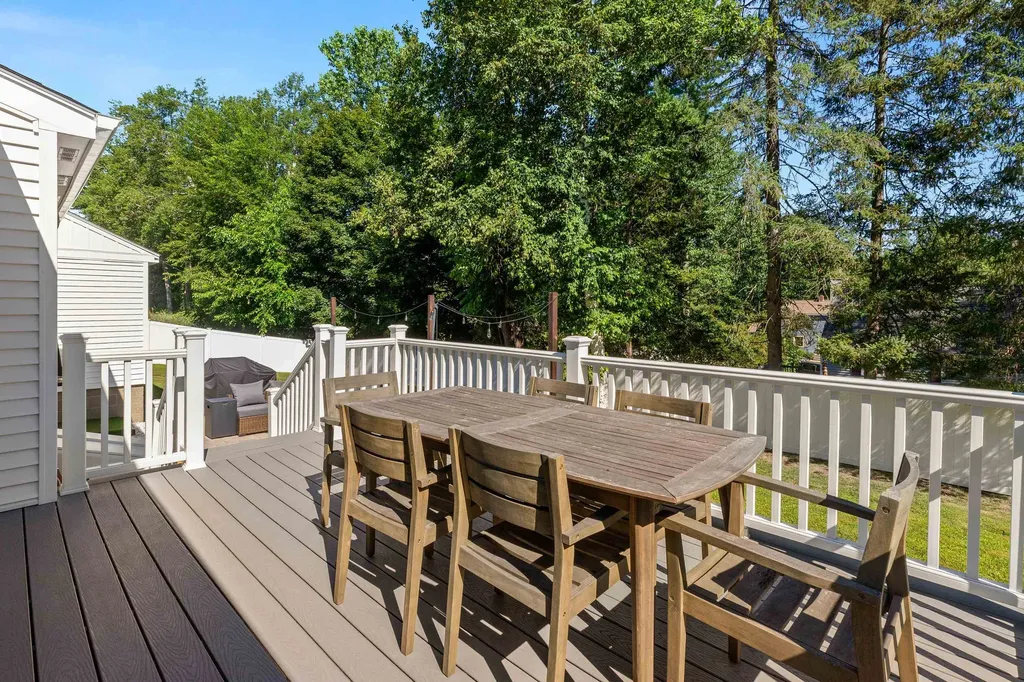 10 Irving Street Salem NH 03079