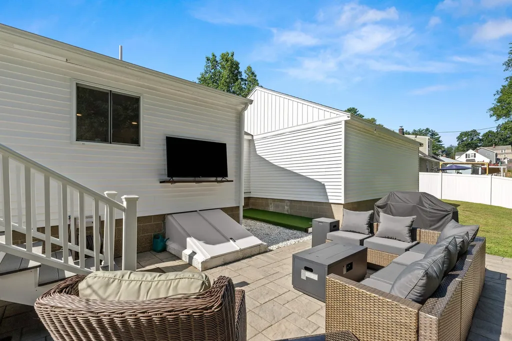 10 Irving Street Salem NH 03079