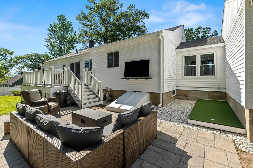 10 Irving Street Salem NH 03079