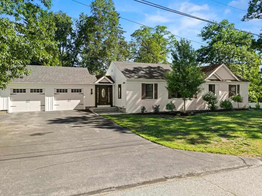 10 Irving Street Salem NH 03079