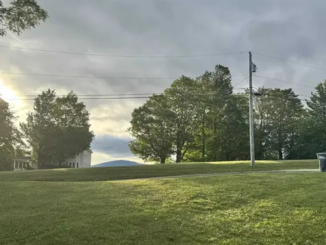 18 Stonehouse Road New London NH 03257