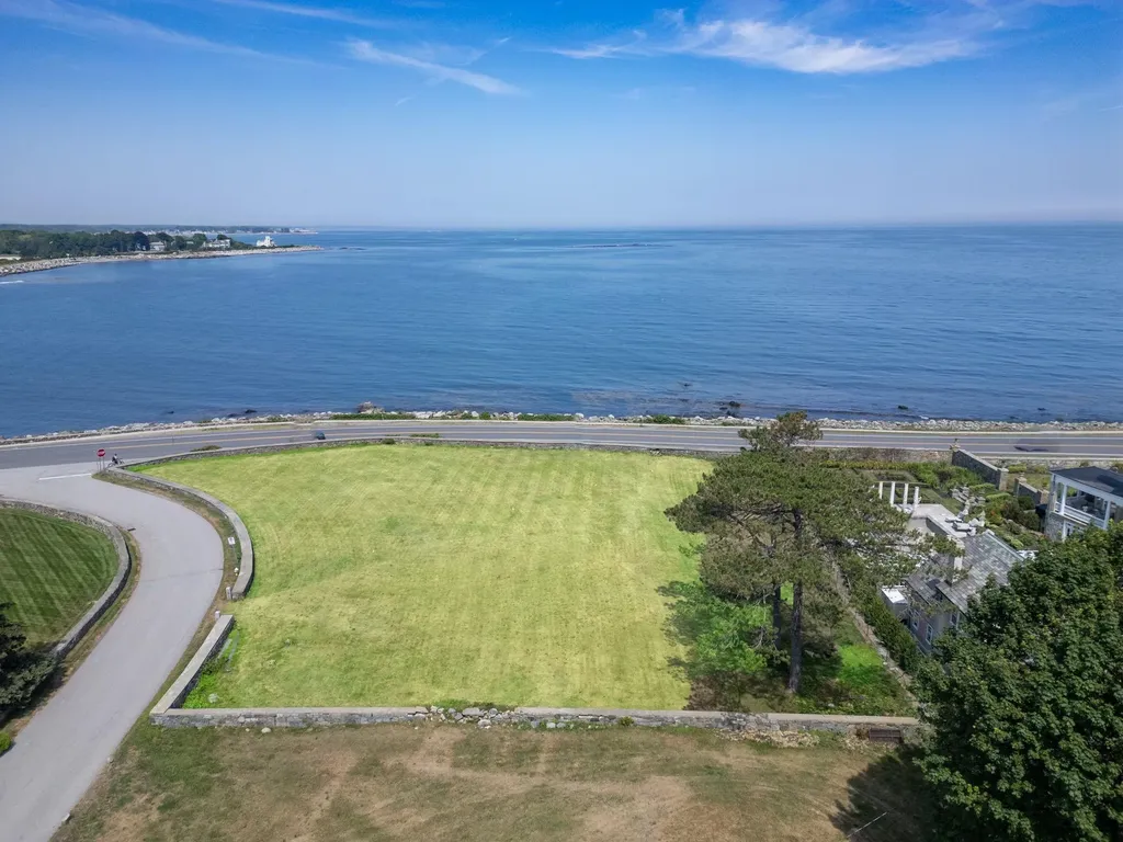 33 Willow Avenue North Hampton NH 03862