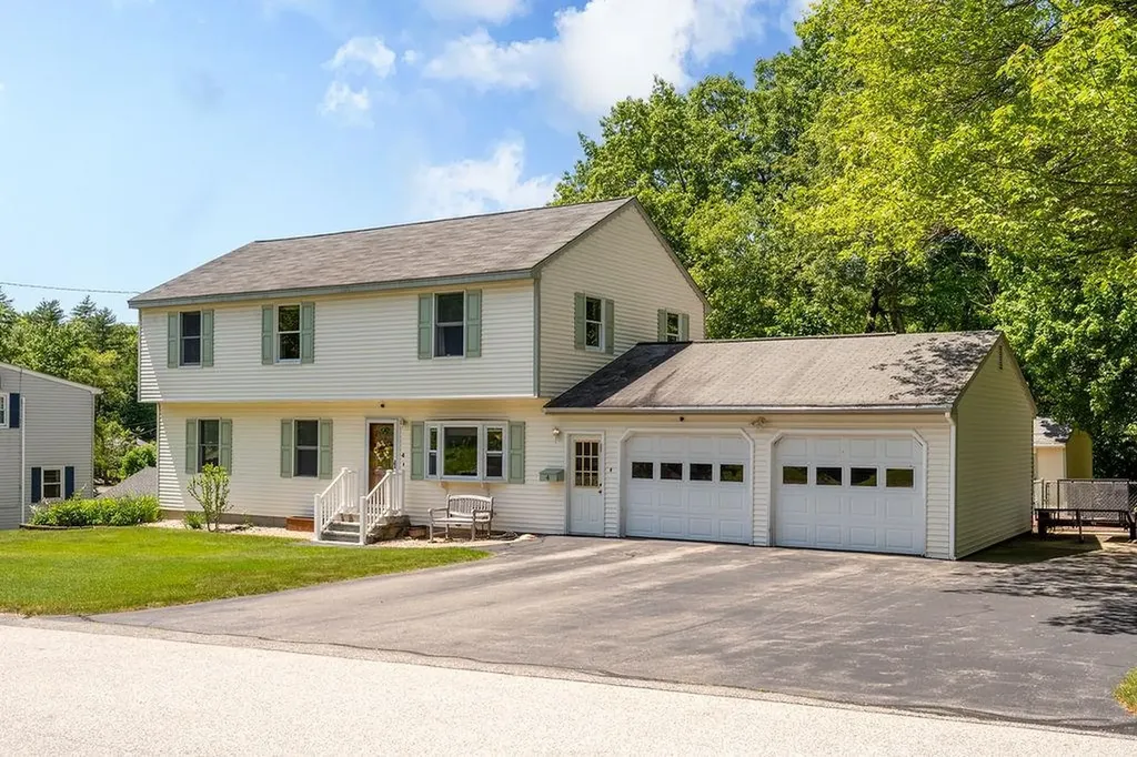 4 Summit Drive Hooksett NH 03106