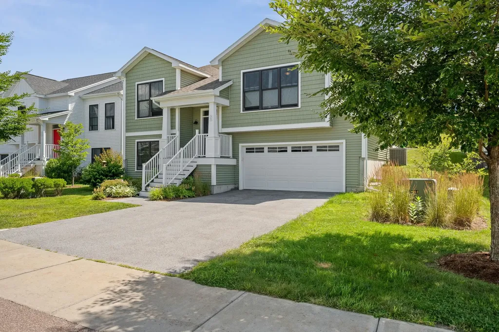 39 Ledge Way South Burlington VT 05403