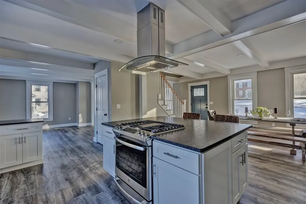 219-221 Dartmouth College Highway Haverhill NH 03765