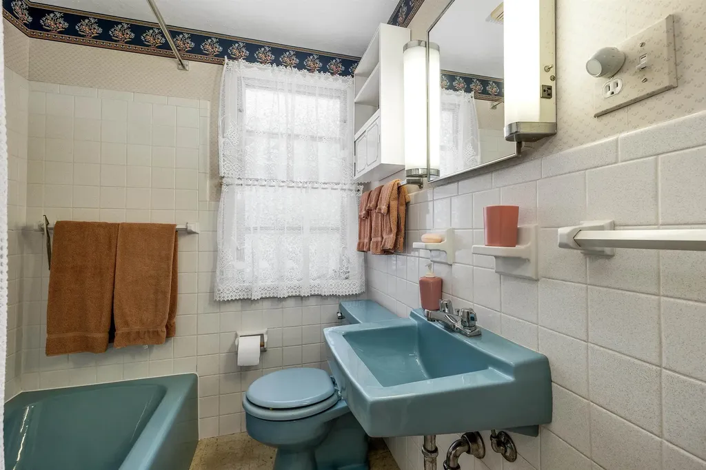 18 Falcon Way Moultonborough NH 03254