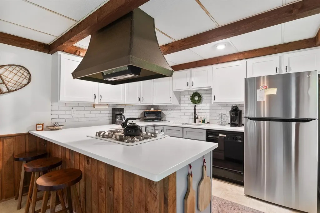 1966 Thompsonburg Road Londonderry VT 05155