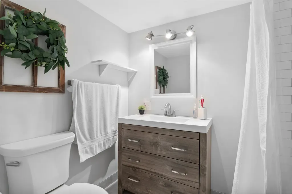 1966 Thompsonburg Road Londonderry VT 05155