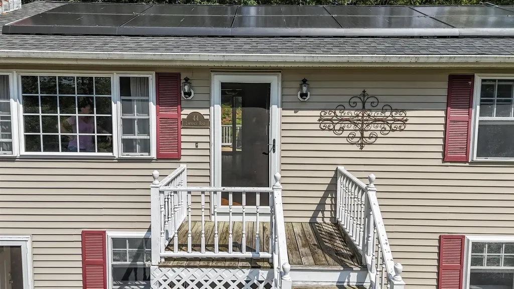 44 Lawrence Road Hudson NH 03051