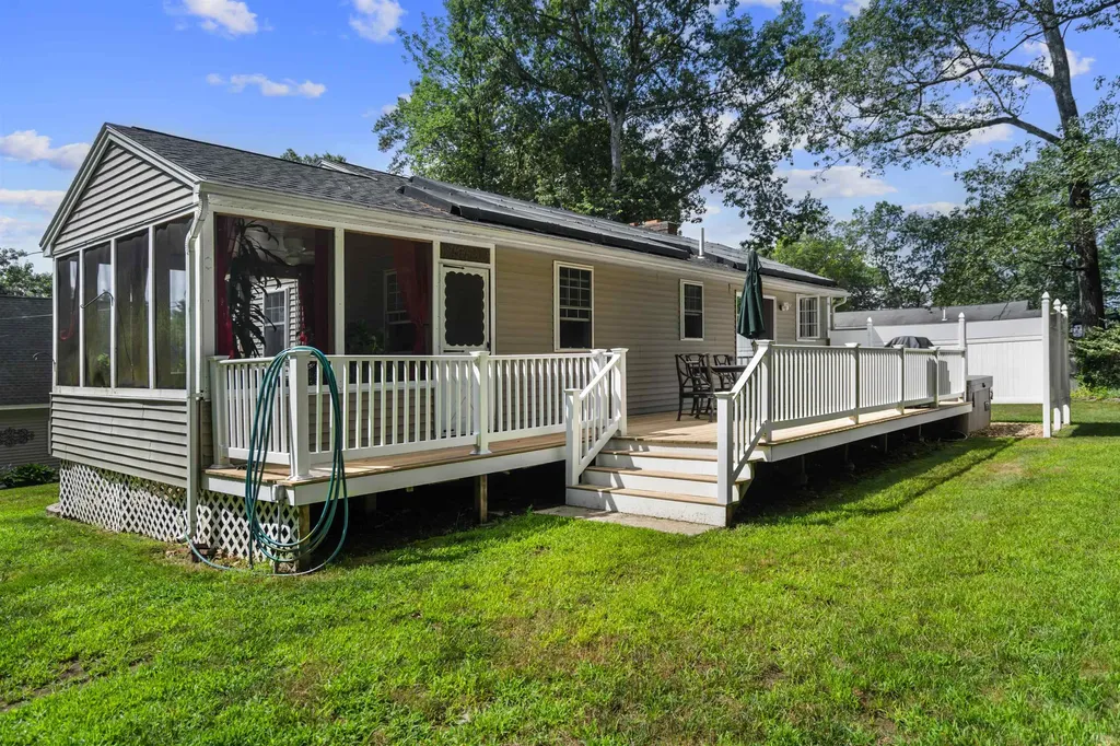 44 Lawrence Road Hudson NH 03051