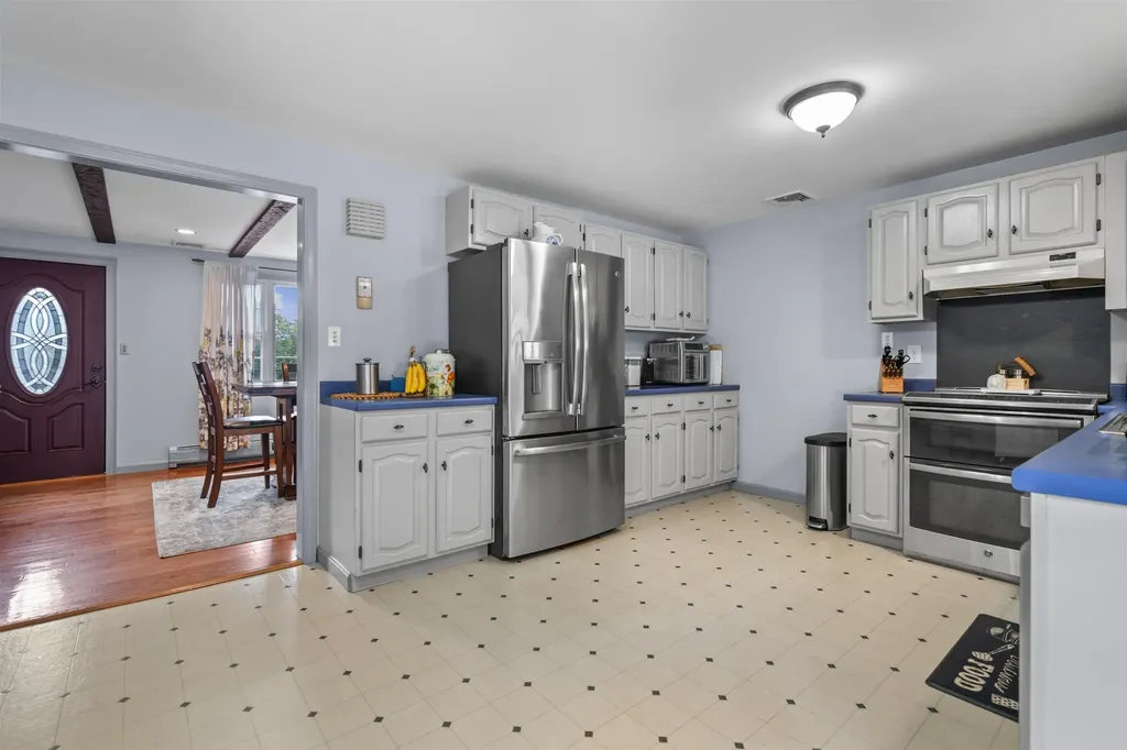 44 Lawrence Road Hudson NH 03051