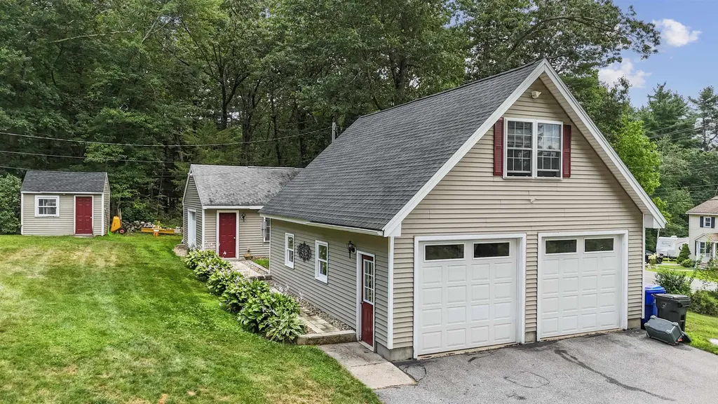 44 Lawrence Road Hudson NH 03051