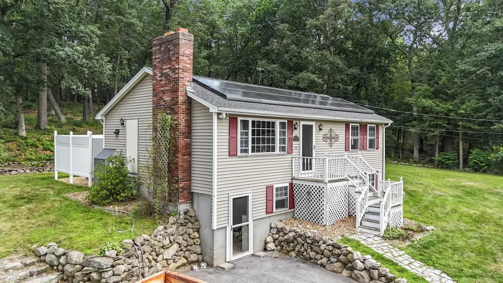 44 Lawrence Road Hudson NH 03051