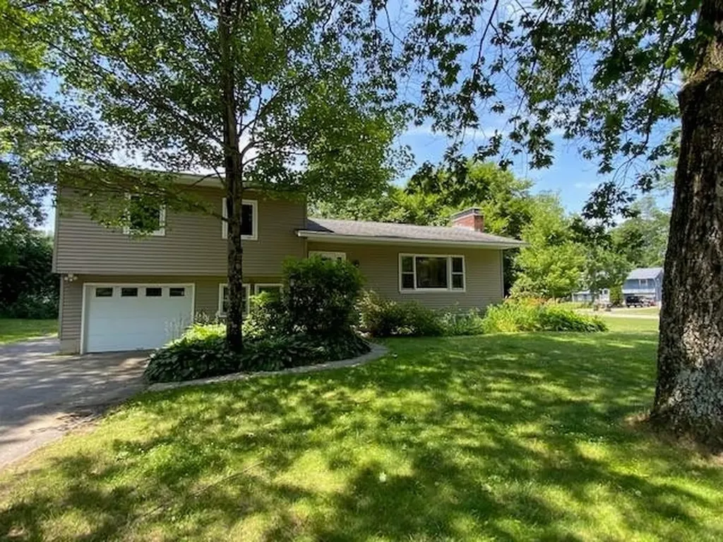 20 Margaret Street Essex VT 05452