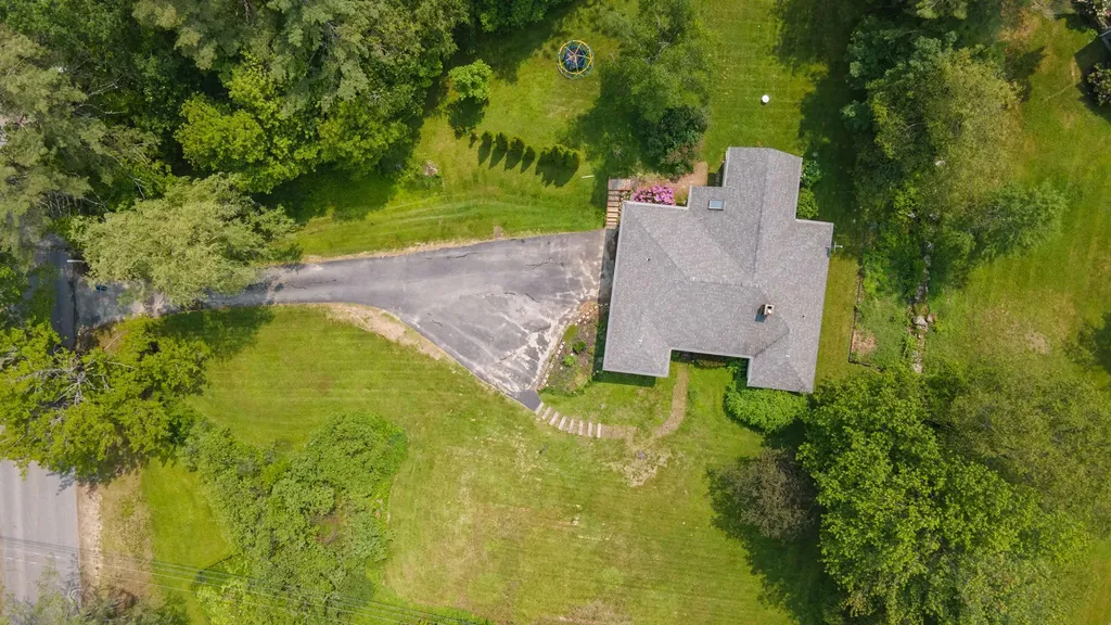 16 Knights Hill Road New London NH 03257