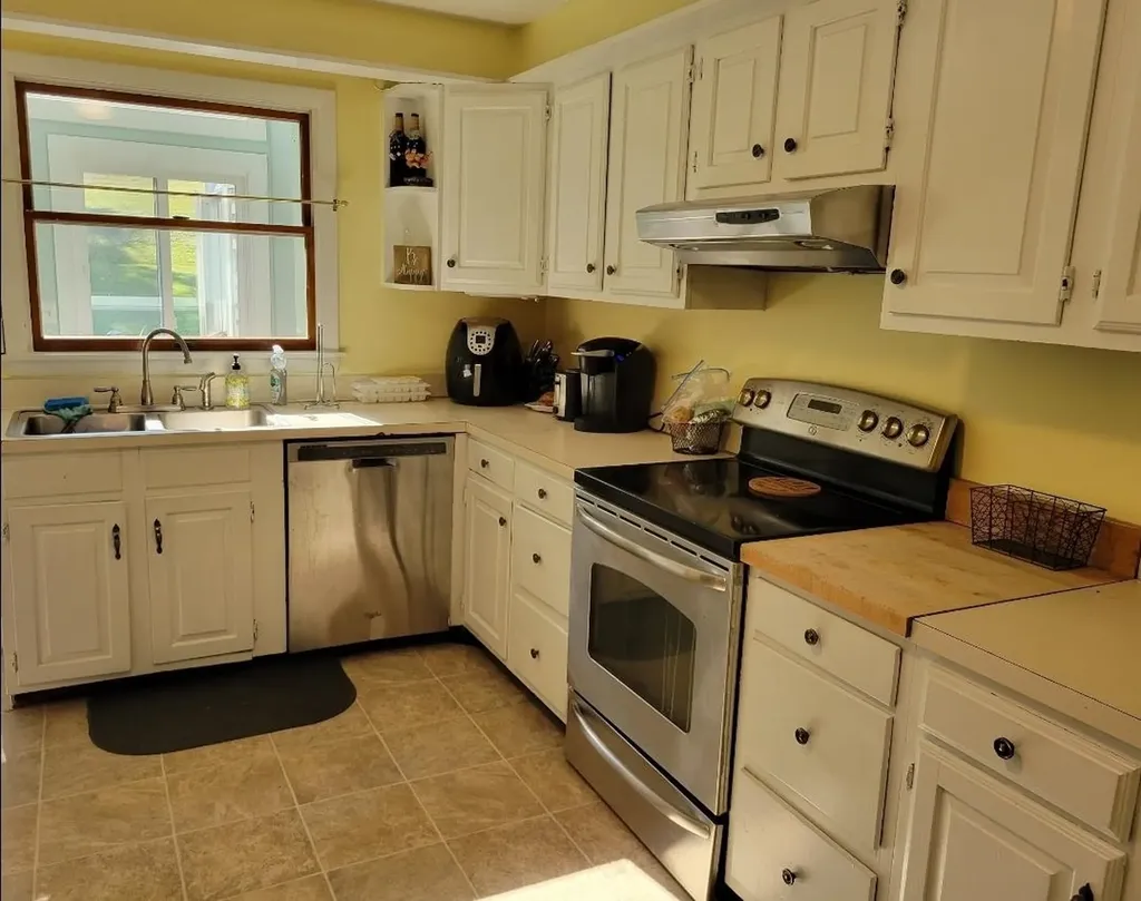 16 Knights Hill Road New London NH 03257