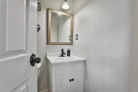 4 Arlington Avenue Nashua NH 03060