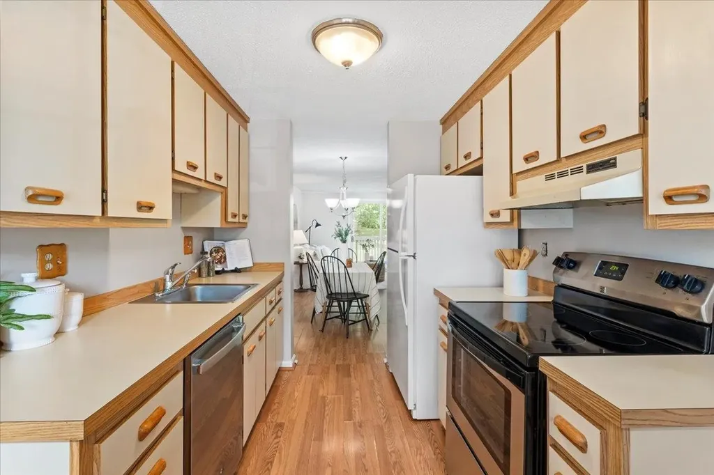 916 Fox Hollow Drive Hudson NH 03051