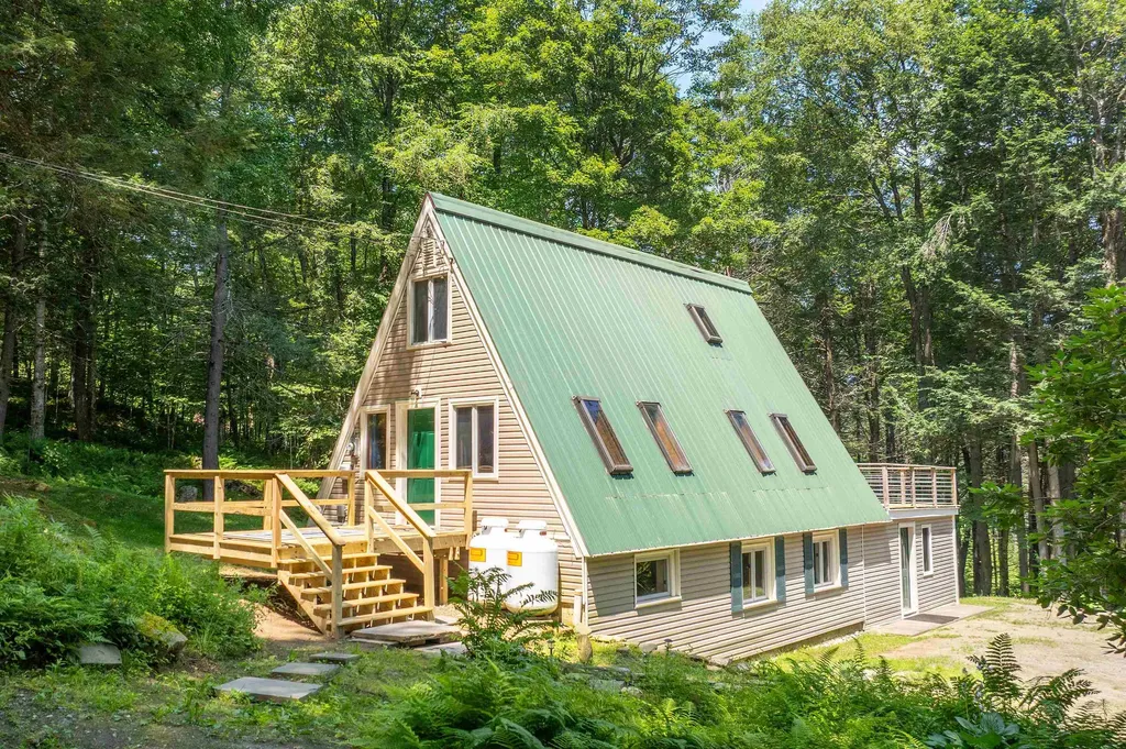 18 Hemlock Hill Road Newfane VT 05345