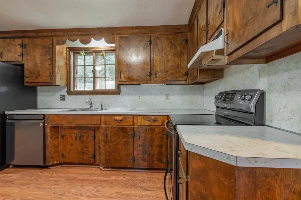 6 Falcon Road Londonderry NH 03053