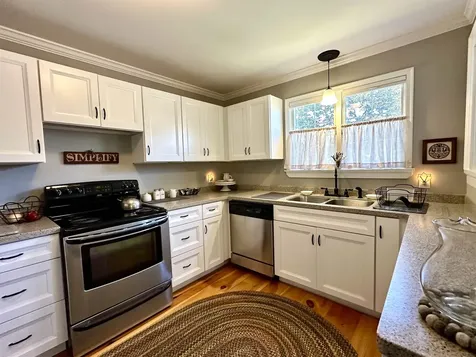 13 Hilltop Place New London NH 03257