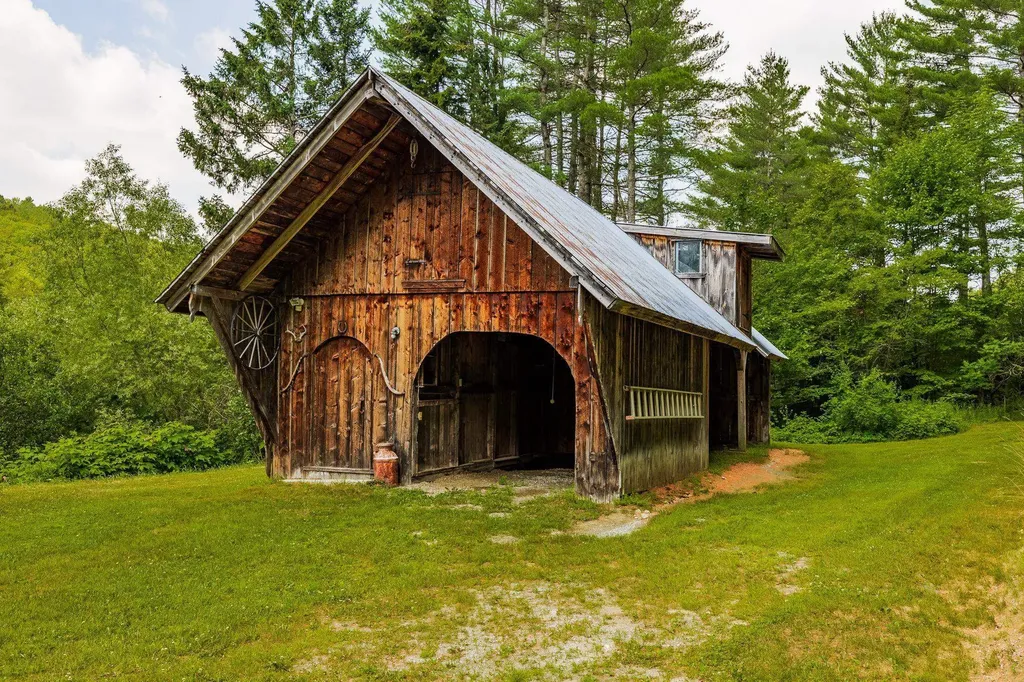 830 Old Schoolhouse Road Newbury VT 05051