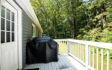25 Bartlett Street Kingston NH 03848