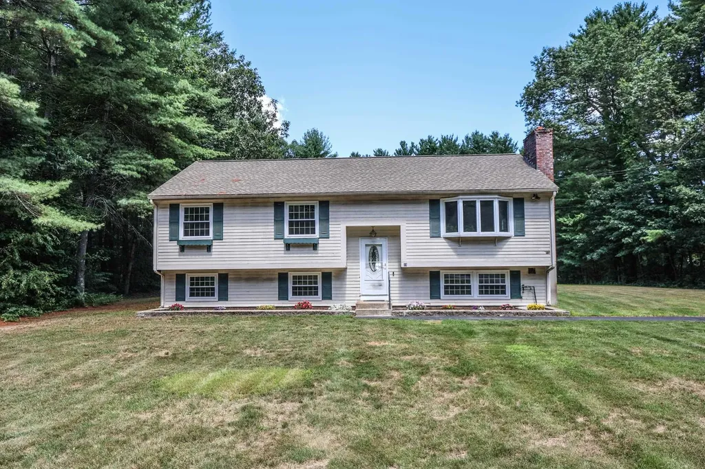 18 Wood Hawk Way Litchfield NH 03052