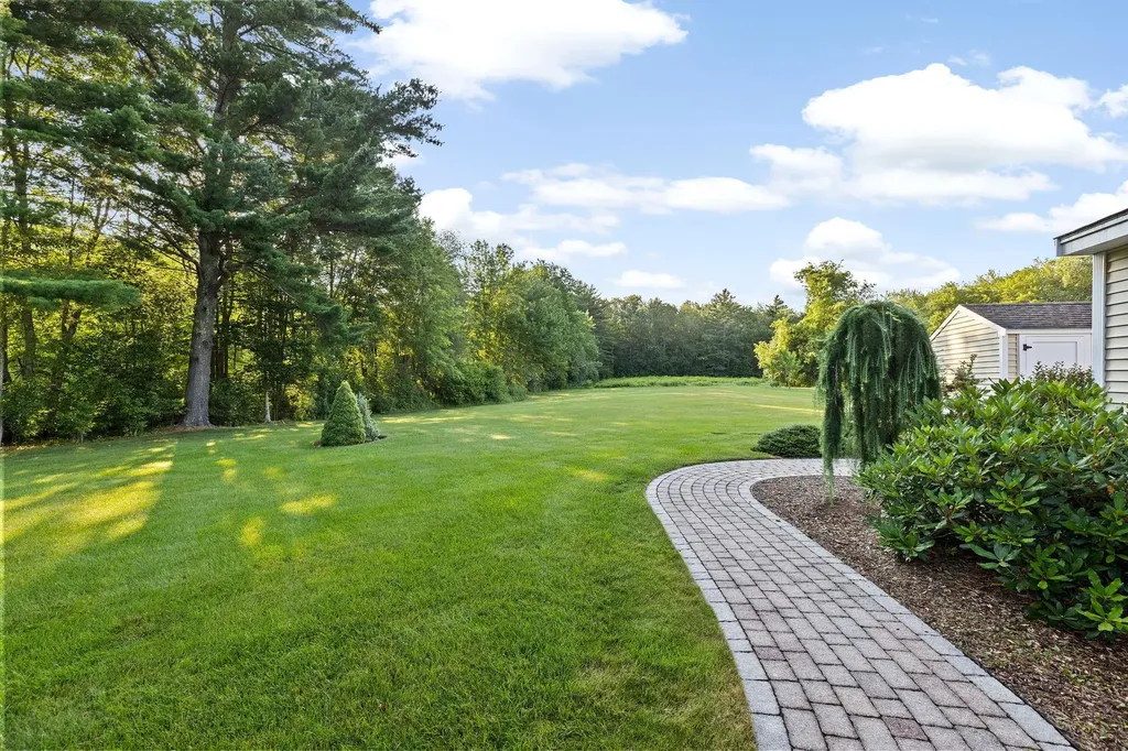 44 Cambridge Drive Auburn NH 03032