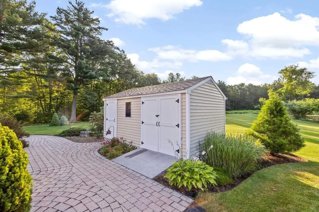 44 Cambridge Drive Auburn NH 03032